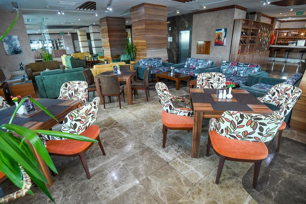 Avenue Hotel Bakoe Buitenkant foto