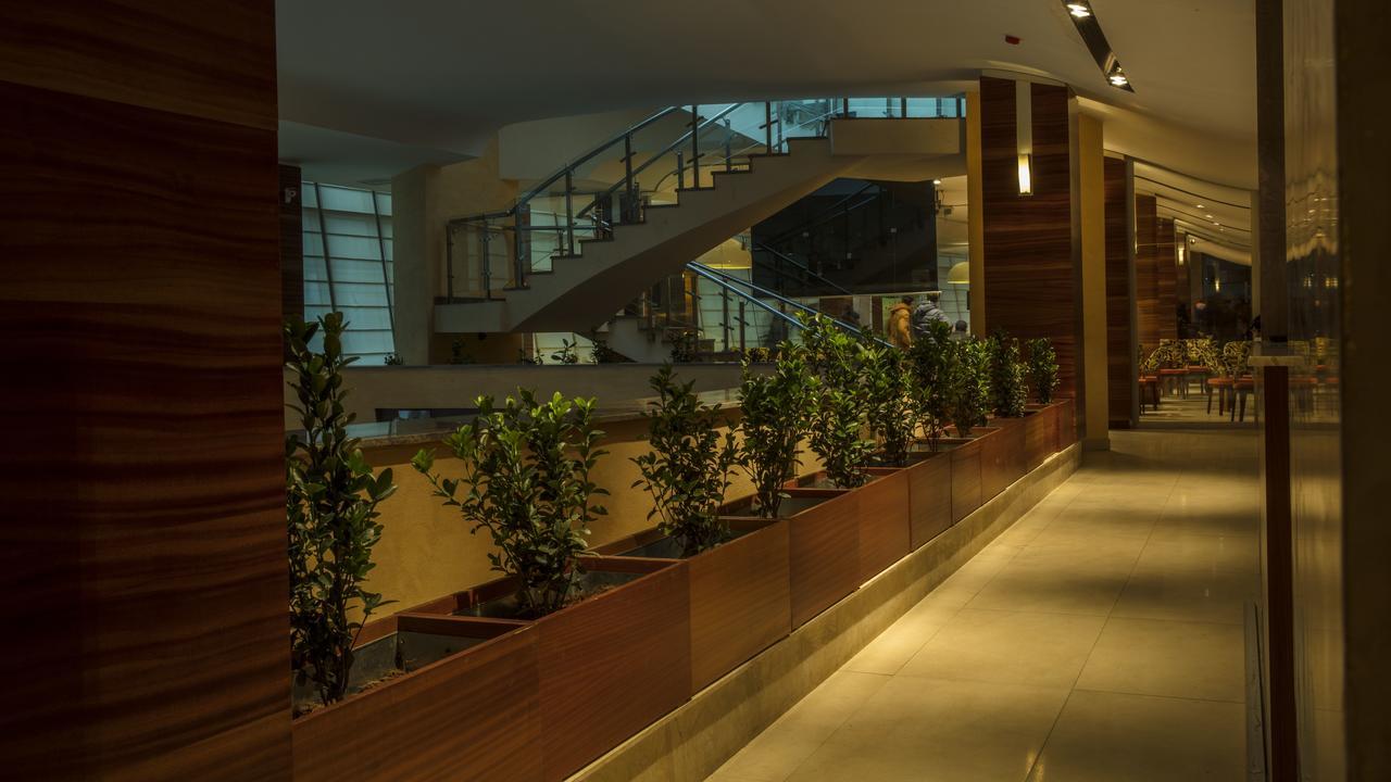 Avenue Hotel Bakoe Buitenkant foto