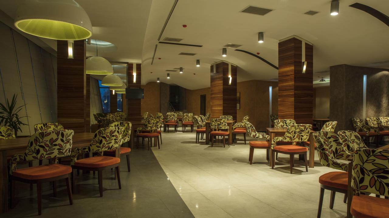 Avenue Hotel Bakoe Buitenkant foto