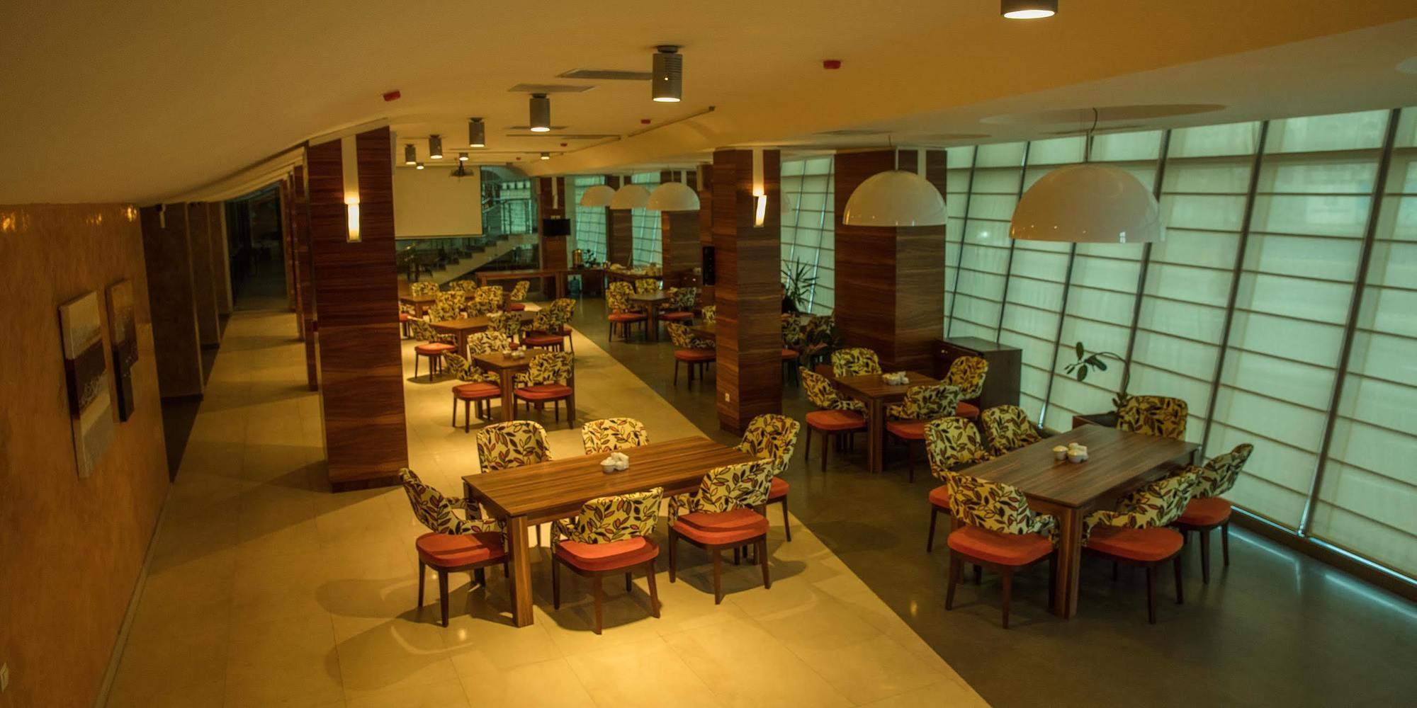Avenue Hotel Bakoe Buitenkant foto